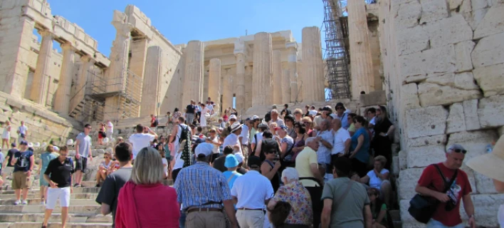 Προβληματισμός για τον τουρισμό -Έρχονται ταξιδιώτες στην Ελλάδα, αλλά δεν αφήνουν χρήματα